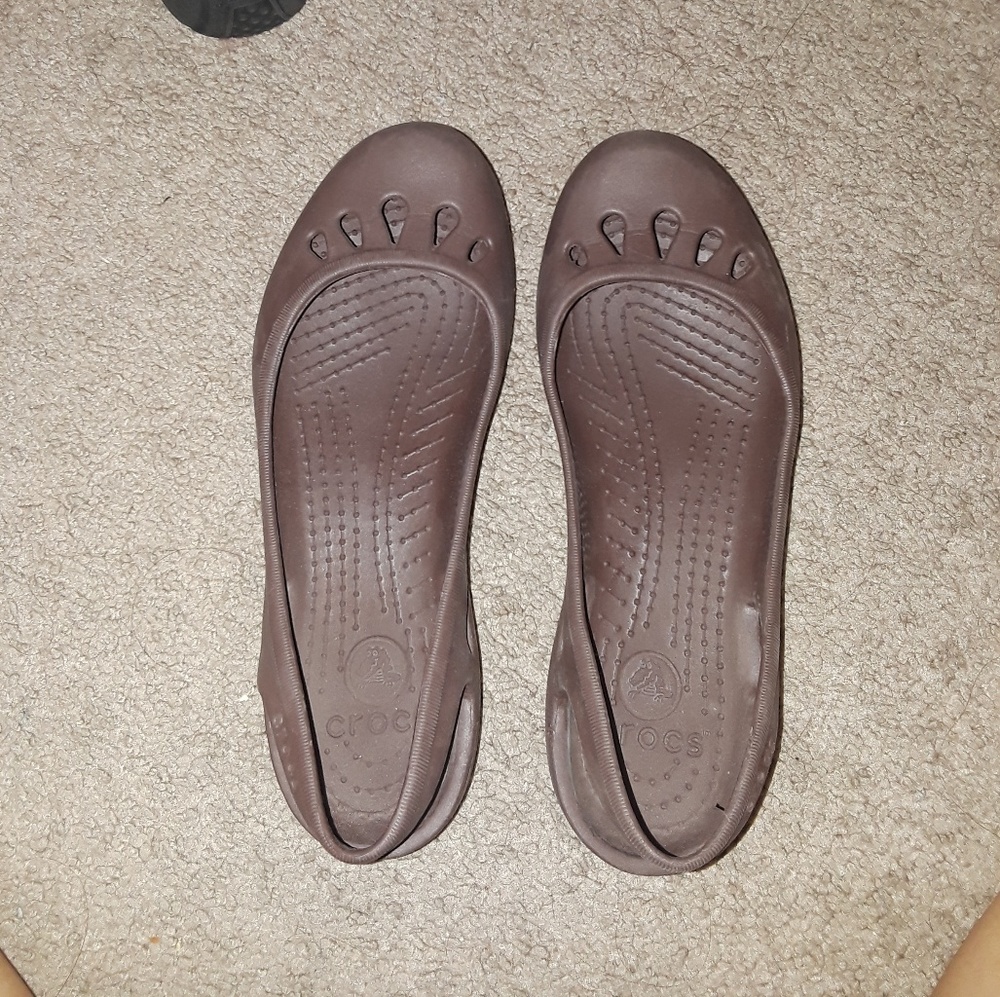 Brown crocs flats !